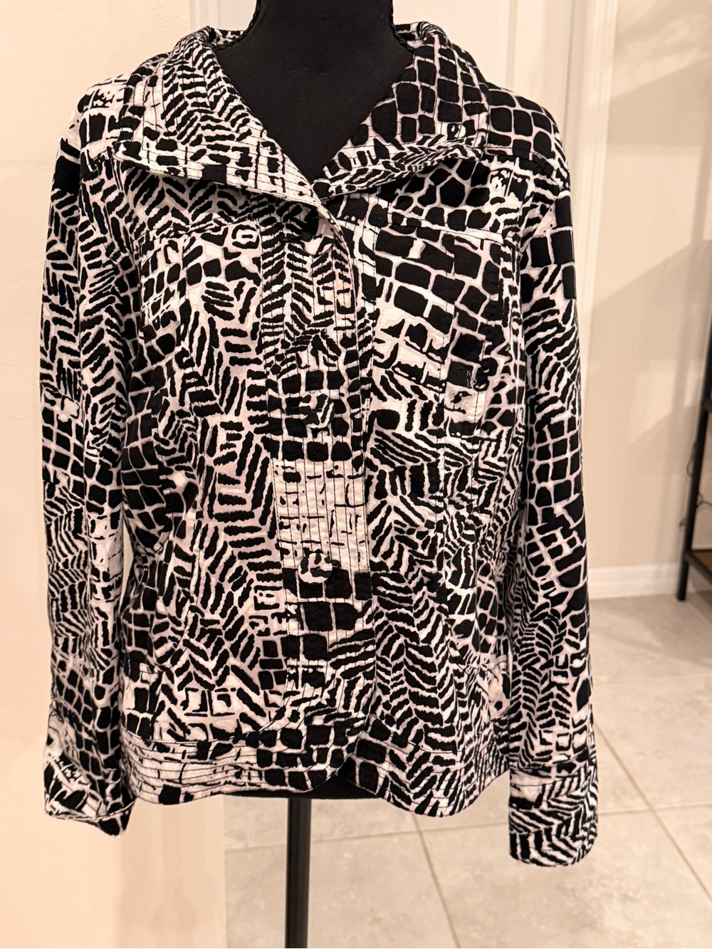 Chico’s Black White Abstract Animal Print Jacket Women’s Size 2 Artsy